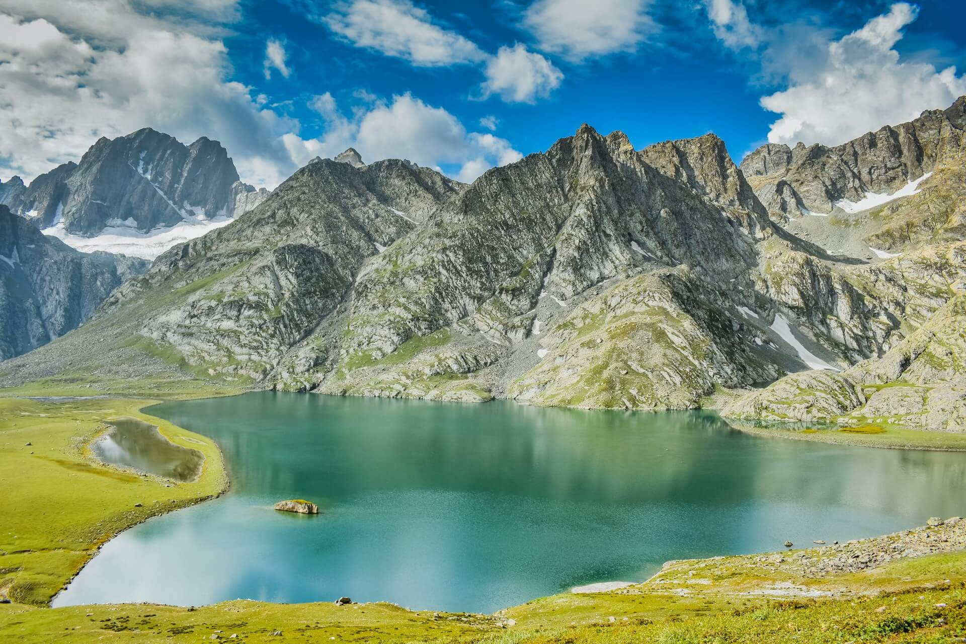 Kashmir valley with mountains and houseboats – Alnashra Tour and Travels