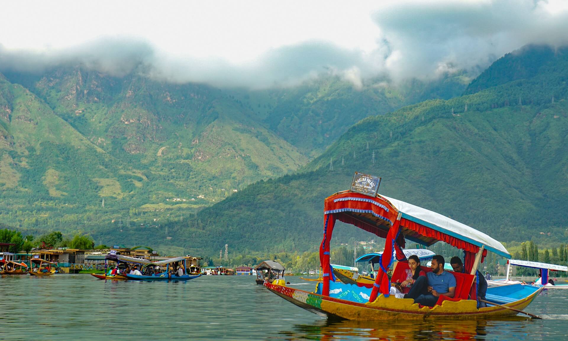 Luxury Kashmir tour with premium houseboat and mountain views